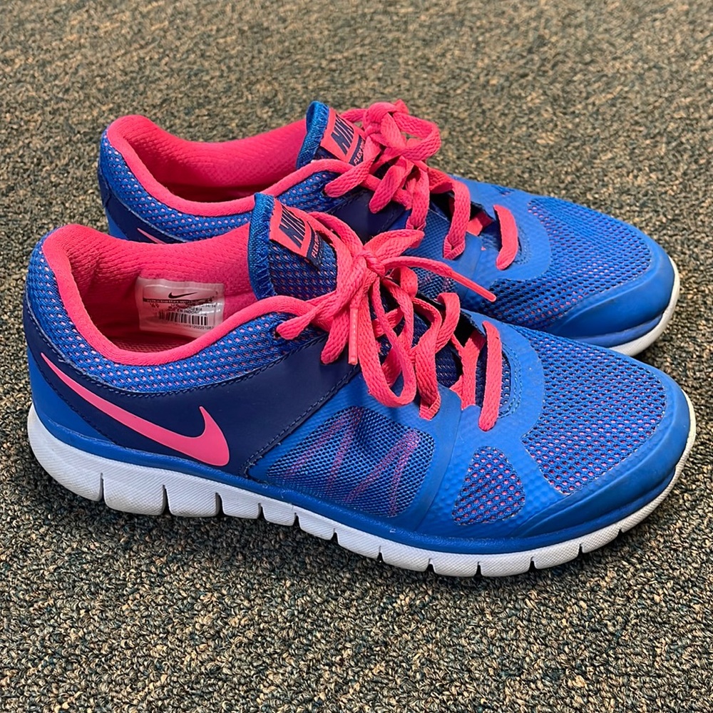 NIKE Size 6